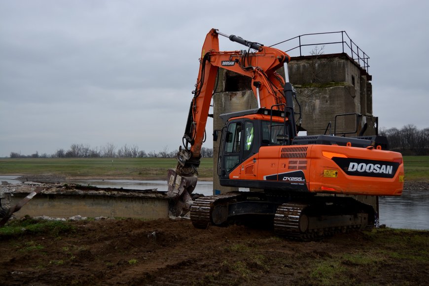 Doosan DX255LC-5 baut historische Rohrbrücke zurück